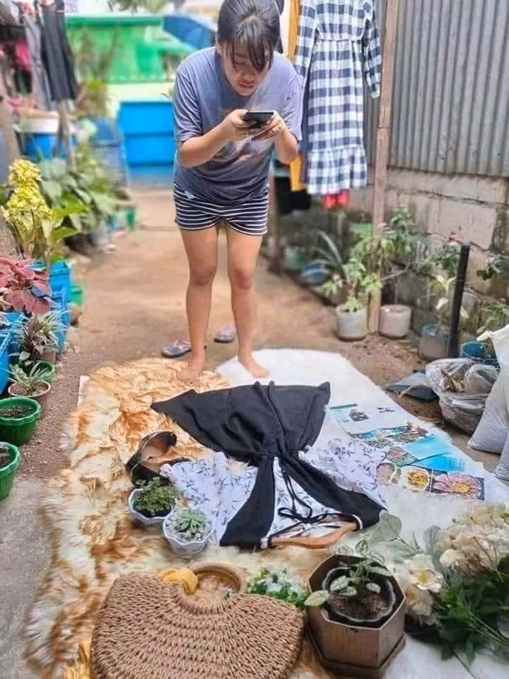 Mới đây, cộng đồng mạng đã chia sẻ loạt ảnh hậu trường của chị em bán hàng online khiến ai cũng “cười ngất”. Cụ thể sau ống kính, để thuận tiện công việc, chị em chẳng trau chuốt bản thân về ăn mặc hay trang điểm.