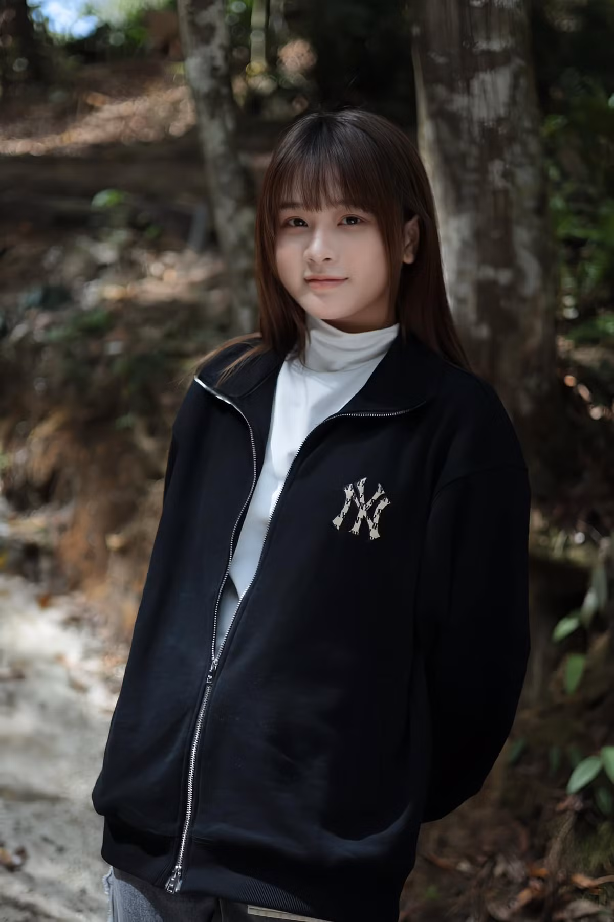 Lyly rất thích ca hát, Lyly tranh thủ hát trên facebook, chơi game và hát cho mọi người nghe. Điều bất ngờ là giọng hát của người đẹp được rất nhiều người khen ngợi và ủng hộ.