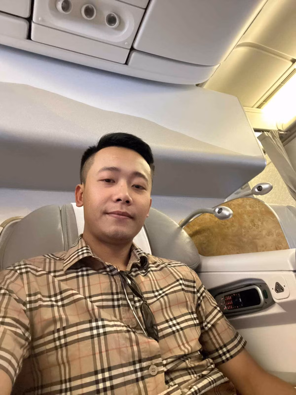 Quang Linhđược yêu mến nhờ cuộc sống giản dị, nhiệt thành, giàu lòng nhân ái vì cộng đồng.
