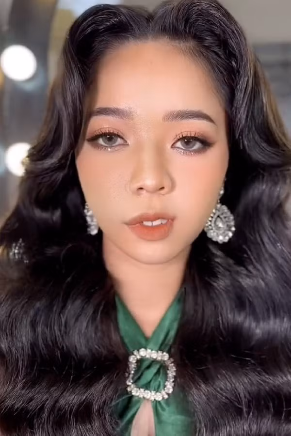 Với mong muốn giúp cô gái được toả sáng, người trang điểm vẫn xử lý khá tốt lớp nền, phủ phấn, kẻ lông mày, đánh phấn mắt, tô son, tạo khối kỹ lưỡng che đi một bên bớt đỏ.
