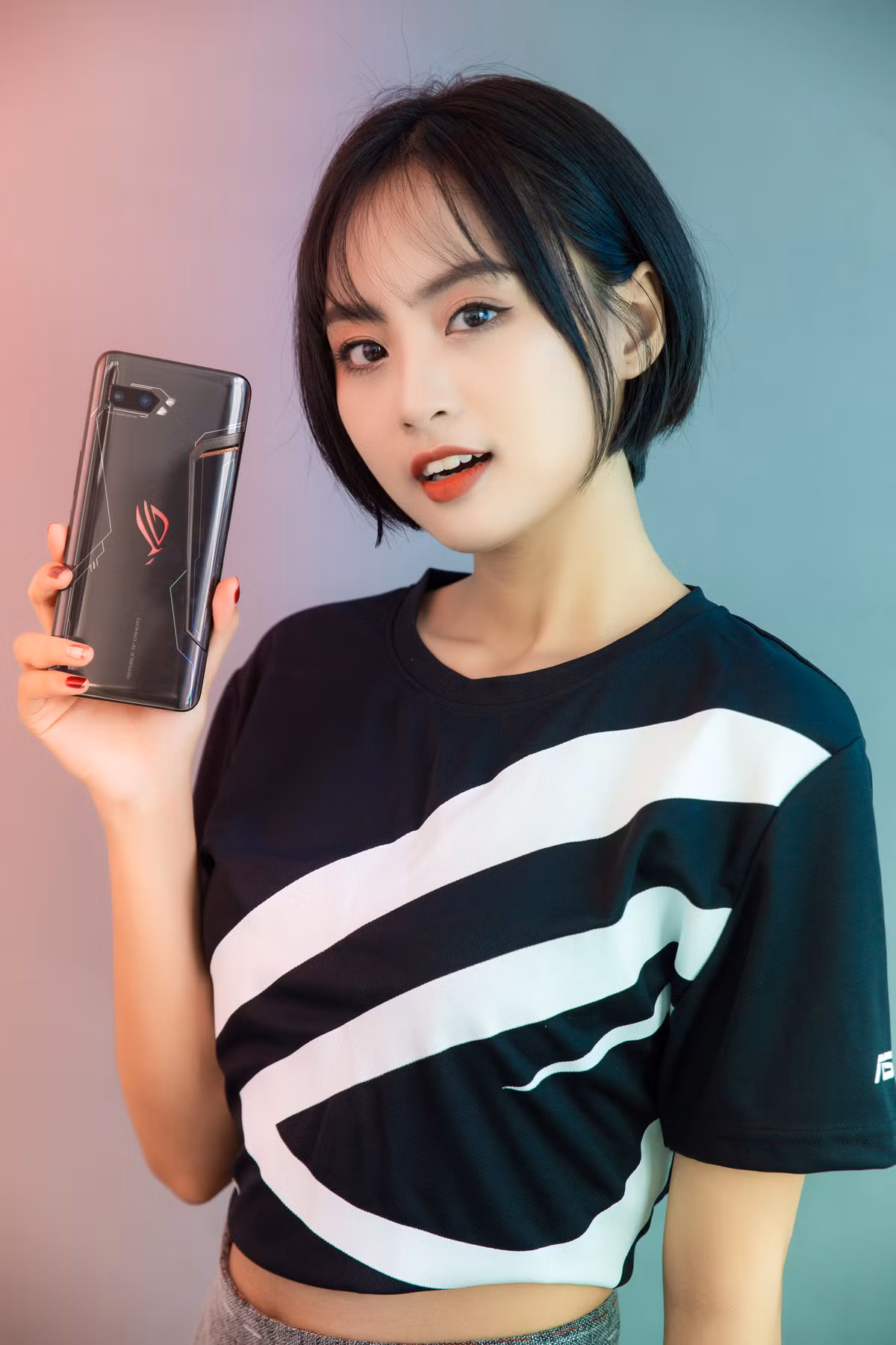 Chàng là streamer, caster nổi tiếng còn nàng là ngọc nữ của LMHT Việt, người Nam kẻ Bắc nhưng Bomman – Minh Nghi cho thấy tình cảm vô cùng mặn nồng.