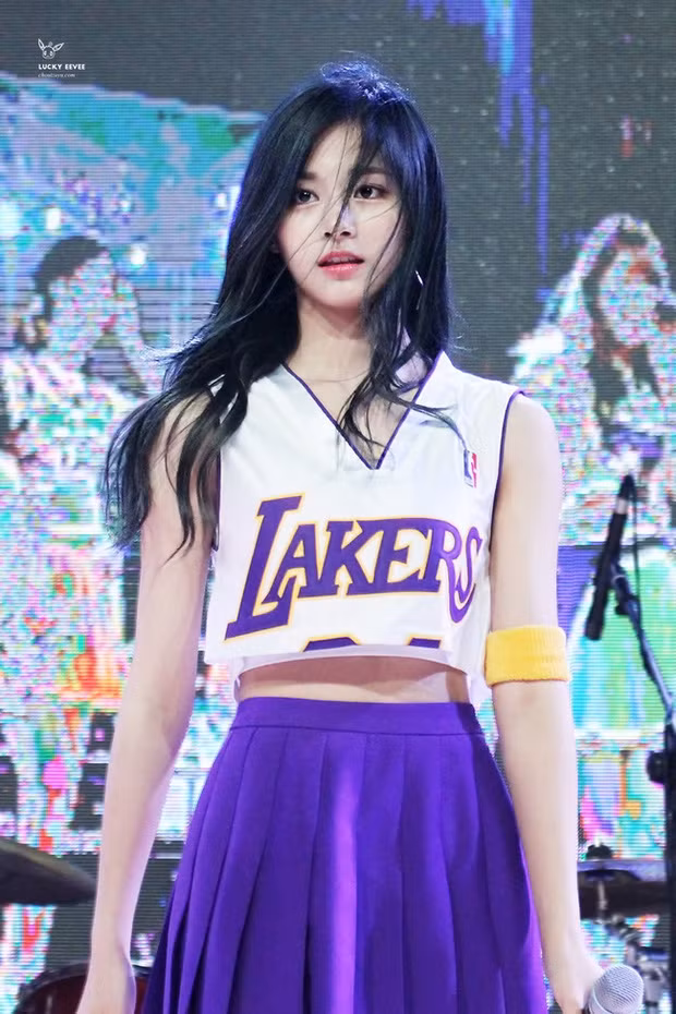 Tzuyu (Chu Tử Du) sinh năm 1999, là người gốc Đài Loan. Cô gia nhập làng giải trí xứ Hàn với vai trò ca sĩ thần tượng.