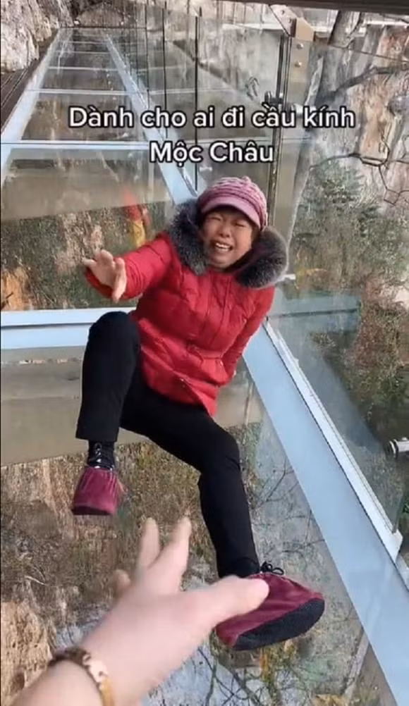 Vì sợ độ cao nên khi đi cầu, cô không bước bằng chân mà lê lết trên mặt kính. Miệng liên tục hét thất thanh “úi dồi ôi, úi dồi ôi sợ quá" khiến ai nấy đều phì cười.