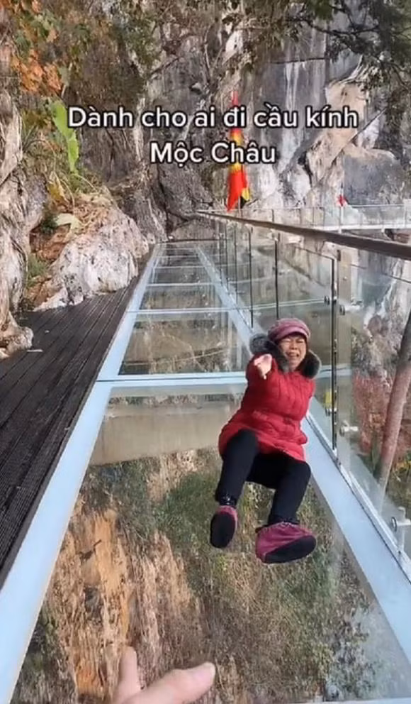 Đây chính là cây cầu kính dài nhất thế giới (632m). Cầu bắc qua núi nên khi nhìn xuống sẽ thấy vực sâu thăm thẳm, đây là thử thách thực sự với những ai sợ độ cao.