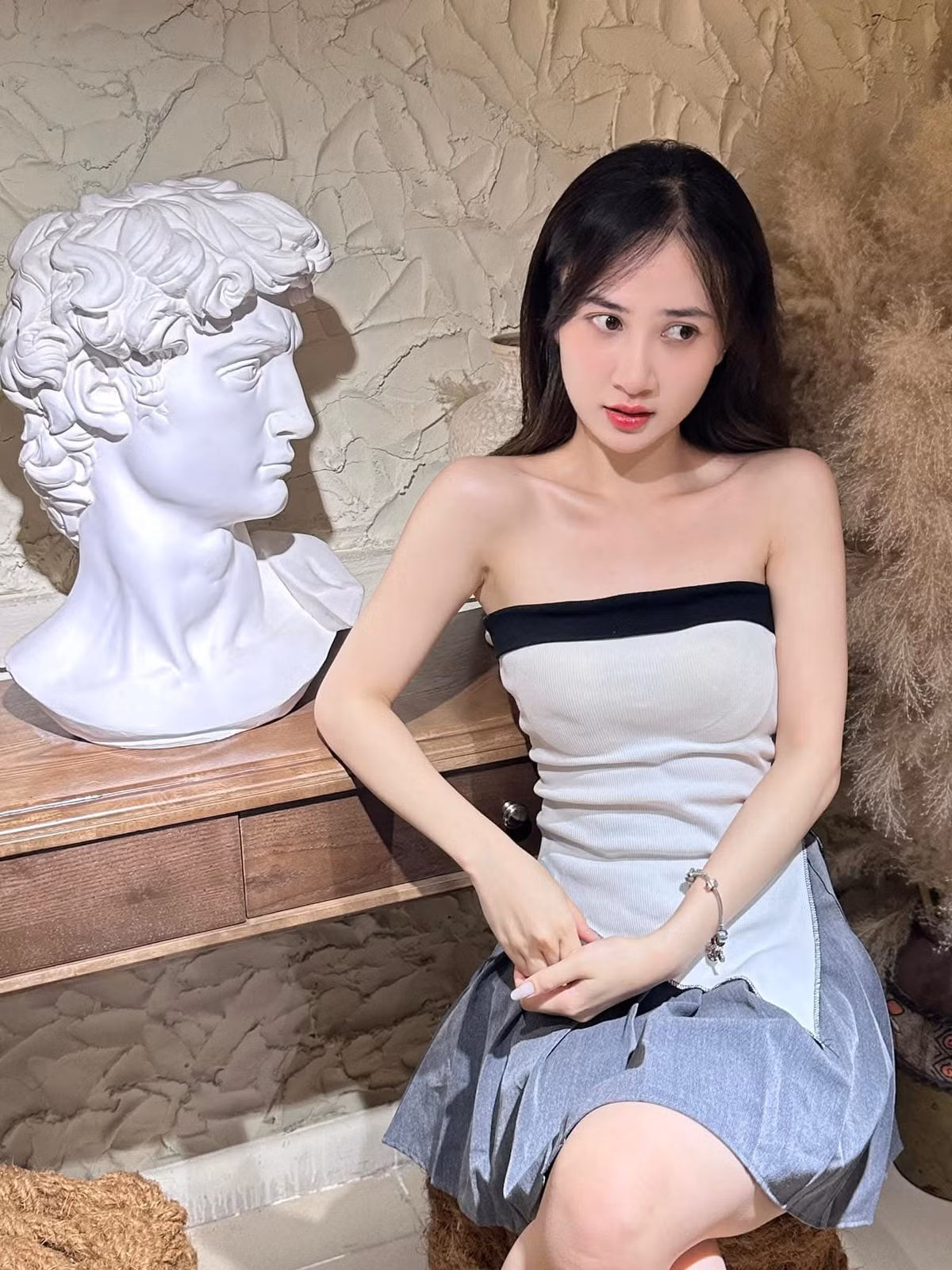 Bên dưới bình luận, người hâm mộ Hằng Đàm cũng nhanh chóng "bóc phốt" nữ streamer, khẳng định lý do cô nàng vẫn "một mình" là do bản thân gái xinh quá "khó".