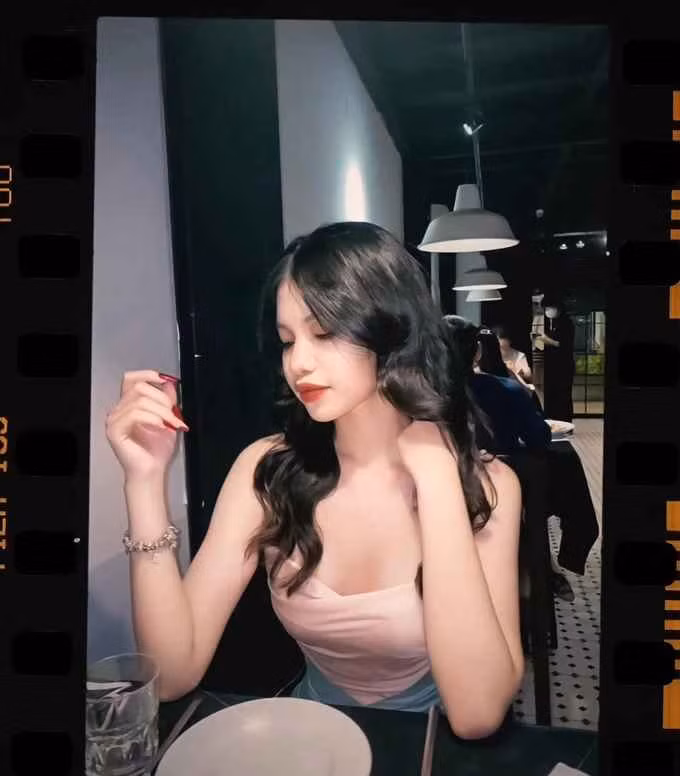 Ngoài ra, hot girl Êđê còn năng nổ tham gia hoạt động Đội, Đoàn và đạt nhiều thành tích: Tham gia trại huấn luyện kỹ năng thủ lĩnh thanh niên tỉnh Đắk Lắk; đoàn viên xuất sắc trong công tác Đoàn năm 2021; giải ba cuộc thi Khoa học kỹ thuật - khởi nghiệp cấp tỉnh năm 2022;...