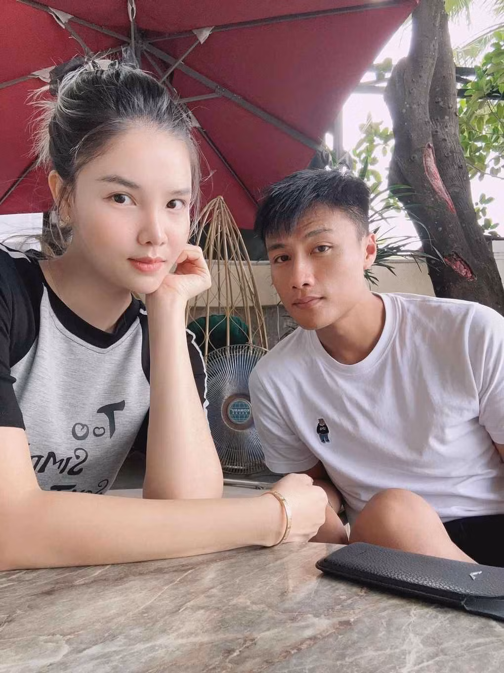 Mới đây, bà mẹ 2 con cũng mới xuất hiện trên khán đài để cổ vũ chồng trong một trận bóng đá. Nhan sắc tự nhiên của Kỳ Hân khiến công chúng phải trầm trồ không ít.