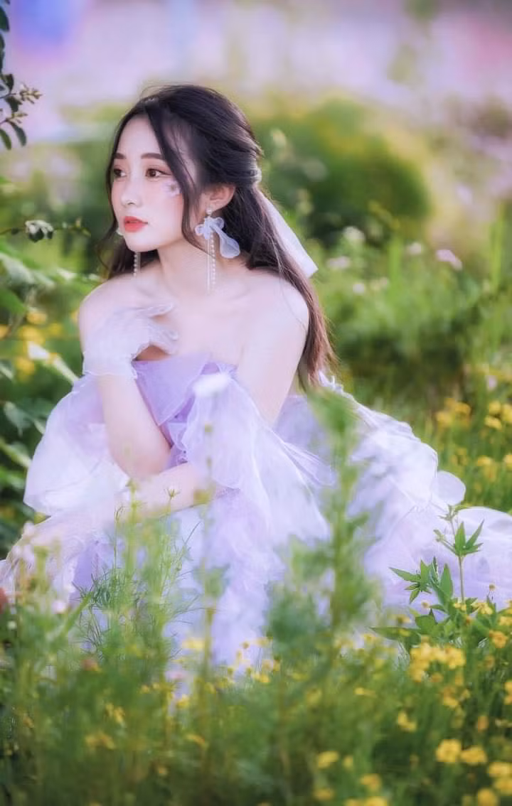 Cô giáo hot girl Tiêu Hạ cho biết: "Được gán cho những biệt danh như vậy đúng là lời khen "có cánh" dành cho mình. Thời điểm mọi người biết đến mình nhiều nhất là qua những bộ hình mơ mộng theo phong cách nàng thơ. Theo như con mắt của đa số người theo dõi mình thì mình rất hợp với phong cách đó nên cứ nhắc đến cô giáo Tiêu Hạ là mọi người hay đùa vui là "nàng thơ Hà Nội", mình thật sự rất vui vì đã để lại dấu ấn riêng trong mắt người hâm mộ".