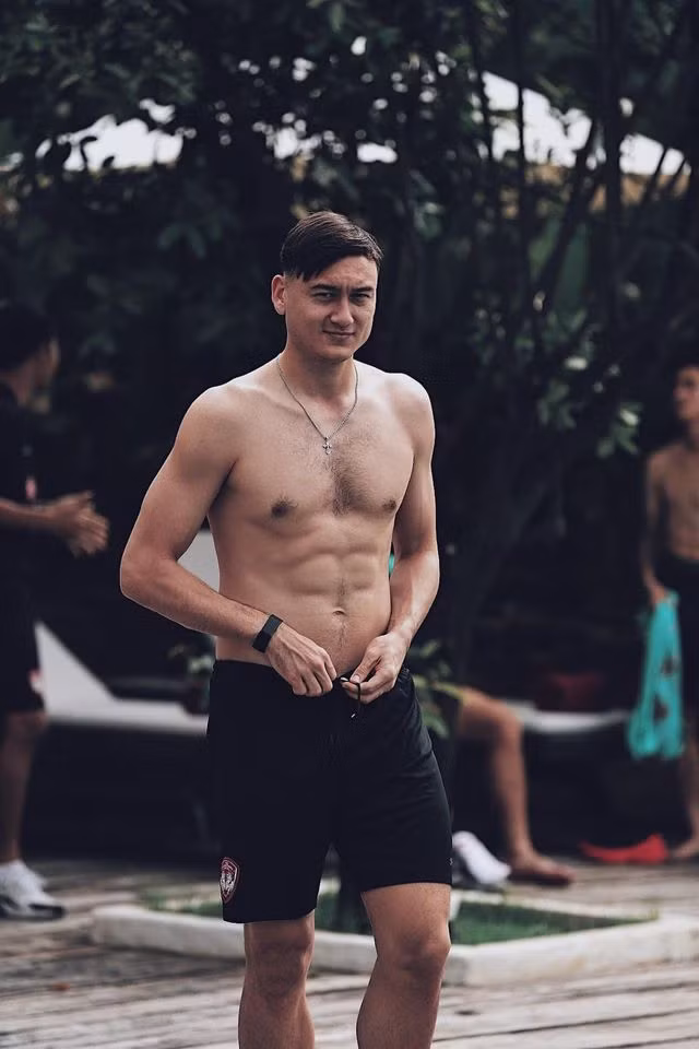Cụ thể, trên trang cá nhân của mình đi kèm những bức ảnh khoe body 6 múi cực đỉnh, thủ môn Đặng Văn Lâm còn để lại dòng trạng thái: "Lâm đi bơi".