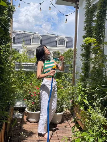 Nói về điều trên, Linh Ngọc Đàm cho biết: "Thứ nhất là để bạn trai mình yên tâm. Thứ 2 là để hàng ngày lên mạng bạn ấy không phải đọc những thông tin Linh Ngọc Đàm tiếc nuối người yêu cũ hay có thái độ gì đó với người yêu mới của Duy".