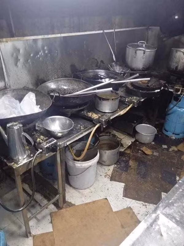 Mới đây trên mạng xã hội lan truyền những hình ảnh "phía sau hậu trường" của một quán ăn có tên cơm thố A.N khiến người xem cảm thấy khiếp vía vì mức độ bẩn thỉu bên trong căn bếp ấy.