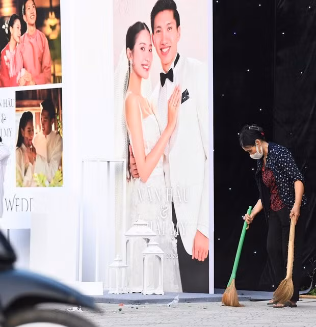 Rạp cưới của cặp đôi Văn Hậu và Hải My được dựng tại SVĐ xã Hồng Minh, huyện Hưng Hà. Chiều 9/11, khi các công đoạn thi công rạp đang hoàn tất, nhiều khách qua đường đã ghé thăm rạp cưới nổi nhất Thái Bình tháng 11 này