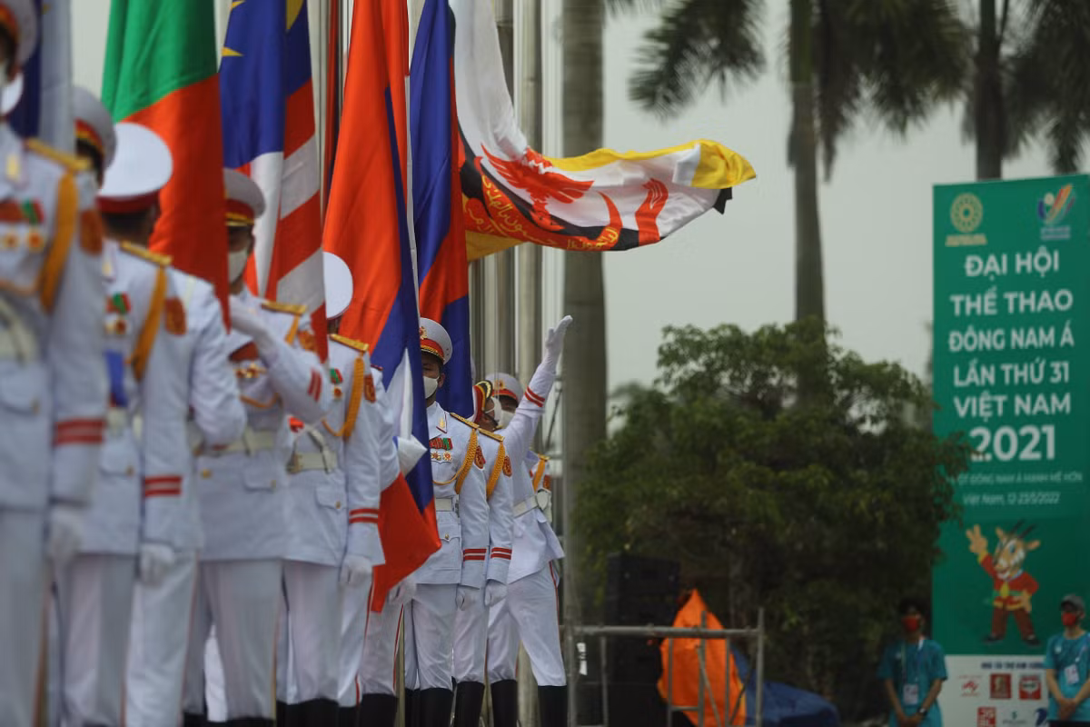 Quốc kỳ các nước lần lượt được kéo lên trong không khí long trọng, trang nghiêm tại Khu liên hợp thể thao Mỹ Đình, báo hiệu một kỳ SEA Games “Vì một Đông Nam Á mạnh mẽ hơn” như thông điệp của chủ nhà Việt Nam đưa ra.