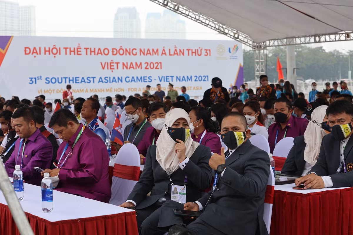 Bên cạnh đó, còn có đại diện 11 quốc gia tham dự SEA Games 31 gồm Thái Lan, Indonesia, Malaysia, Singapore, Lào, Camphuchia, Myanmar, Timor Leste, Philippines, Brunei cùng chủ nhà Việt Nam có mặt đông đủ cùng tham dự lễ thượng cờ.