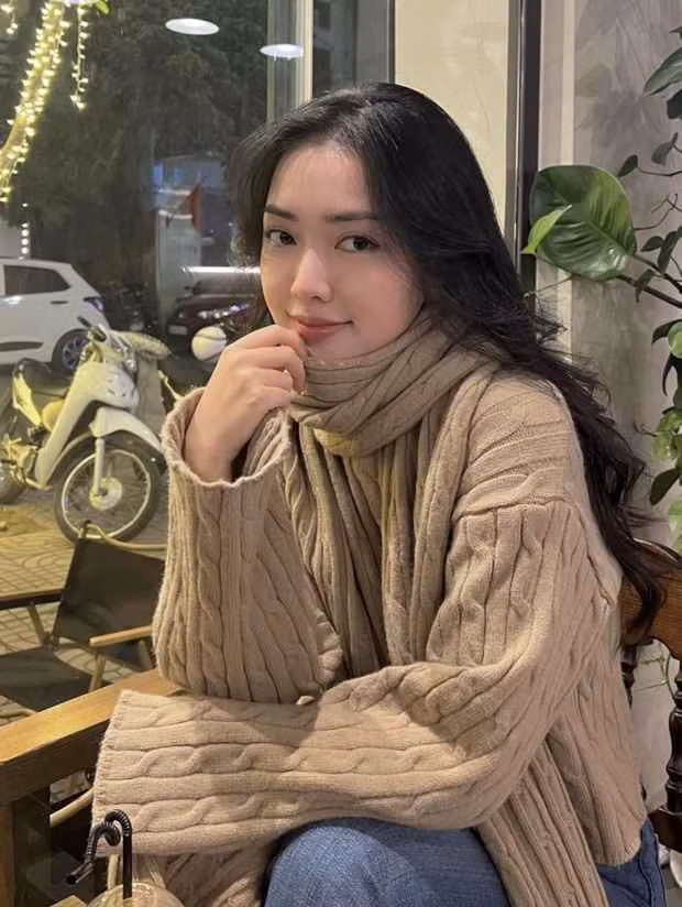Mới đây cô nàng cũng khiến dân tình quan tâm khi xuất hiện với vòng 2 lộ rõ, nghi vấn mang bầu với chàng cầu thủ