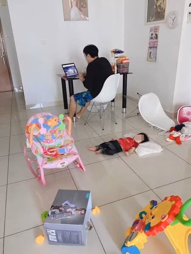 Điển hình như cách đây chưa lâu, trên MXH xuất hiện hình ảnh ông bố vì mải làm việc nên đã nghĩ ra cách dính chặt con xuống sàn nhà bằng băng dính để cho tránh việc đứa trẻ quậy phá khi vợ ra ngoài có việc.