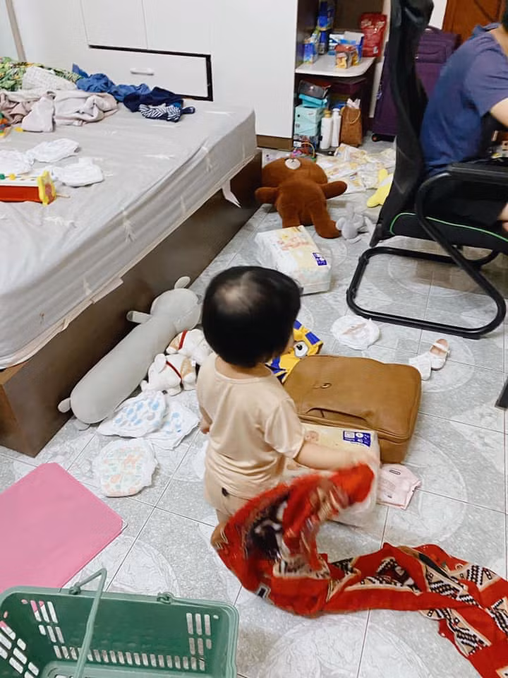 Phía dưới những bức ảnh của chị Đ.L.A đăng tải, nhiều mẹ bỉm sữa cũng tranh thủ kể tội chồng mình khi được vợ nhờ trông con. Điển hình như chị N.K.L chia sẻ: "Giống hệt chồng em, vợ nhờ giữ con mấy phút để ra lấy đồ ship, quay về thấy con tự chơi, bố nằm ngáy khò khò" hay như nickname N.M.A bình luận: "Chồng em nhờ trông con thì vẫn ôm con đấy nhưng mắt vẫn dính chặt vào cái màn hình điện thoại để chơi điện tử... nghĩ mà nó chán".
