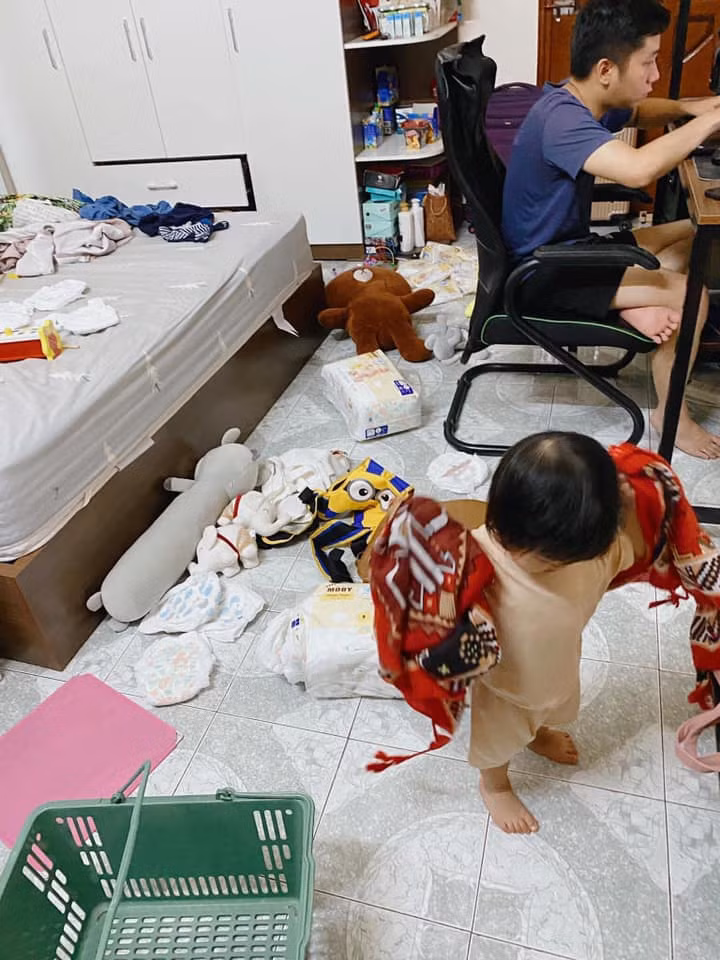 Cụ thể, chứng kiến màn an tọa làm việc khi được vợ nhờ trông con của người chồng, dân mạng có để lại bình luận: "Vợ nhờ trông còn mà lại ngồi làm việc thế này là dở rồi. Anh chồng chắc tối nay tự biết chỗ ngủ rồi chứ?" hay "Nhìn buồn cười thực sự, nói đàn ông vô tâm lại tự ái nhưng quả thật nhìn đi rồi sẽ hiểu"...