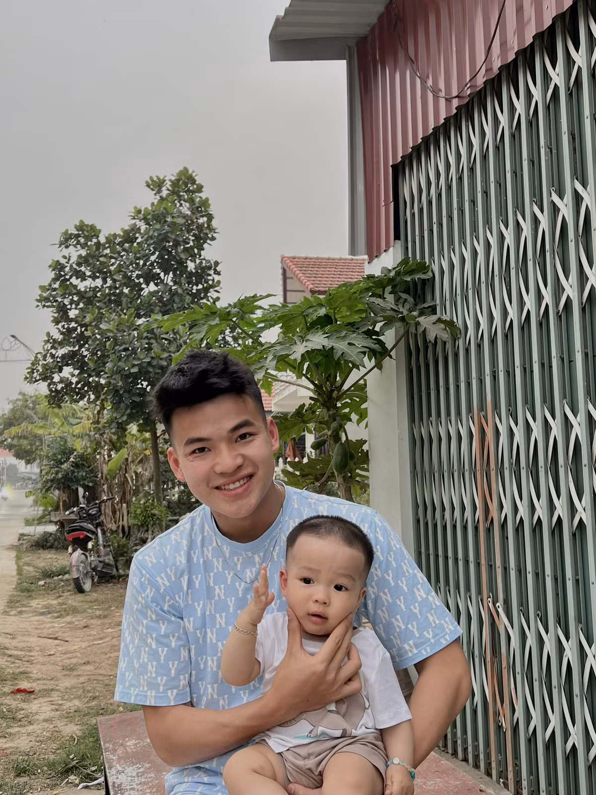 Truyền thông Indonesia lấy tình huống này để chỉ trích U23 Việt Nam chơi xấu và trọng tài không làm tốt nhiệm vụ.