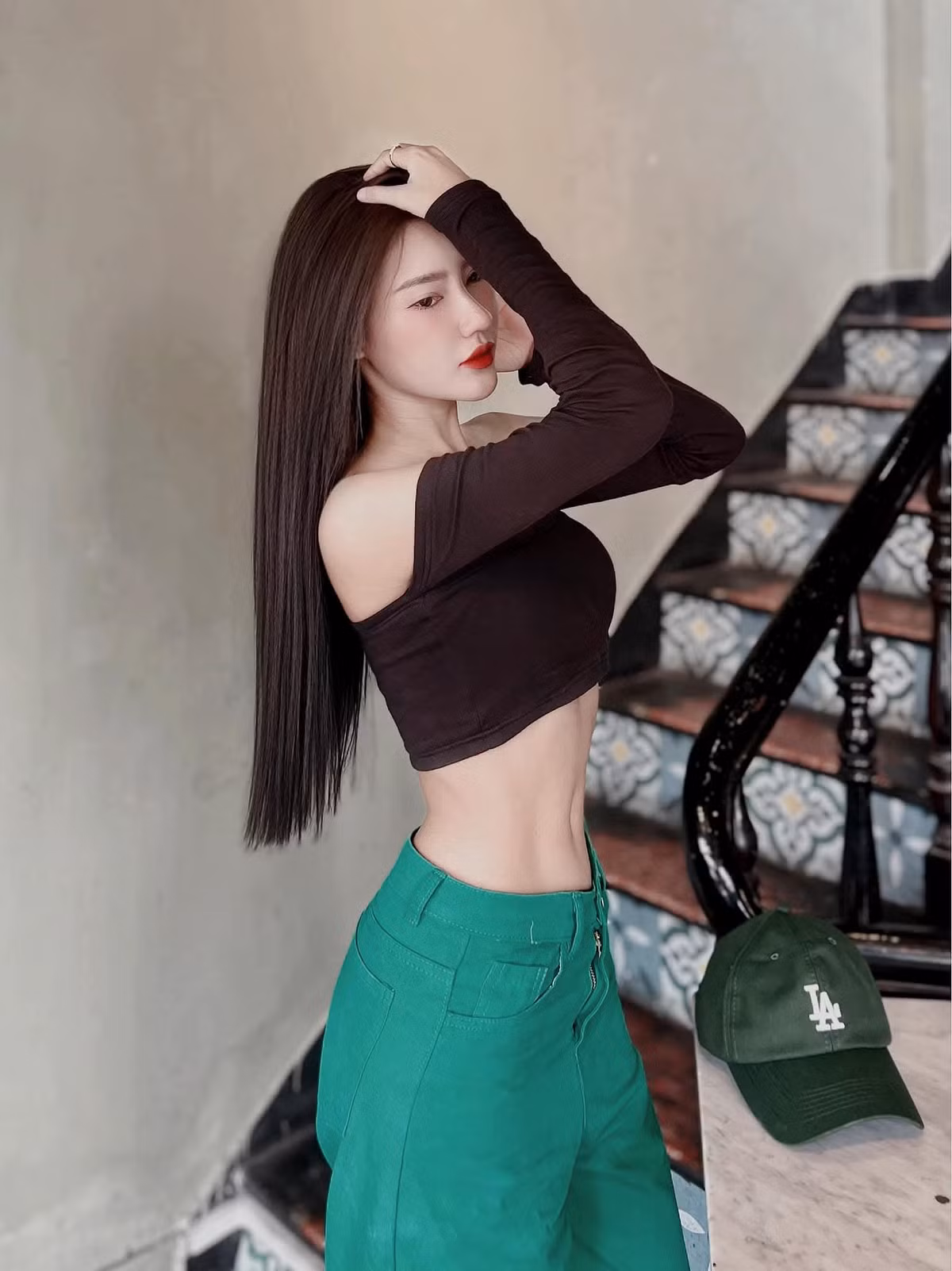 Tường Linh thường xuyên diện những bộ trang phục khoe vòng eo "con kiến", cơ bụng săn chắc.