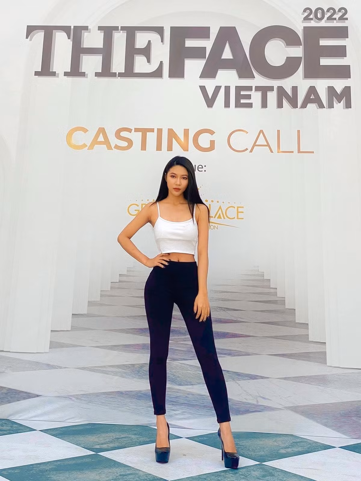 Tường Linh từng tham dự chương trình truyền hình thực tế The Face Vietnam năm 2022. Bà xã thủ thành tuyển Việt Nam nhận nhiều lời khen với vóc dáng nóng bỏng.
