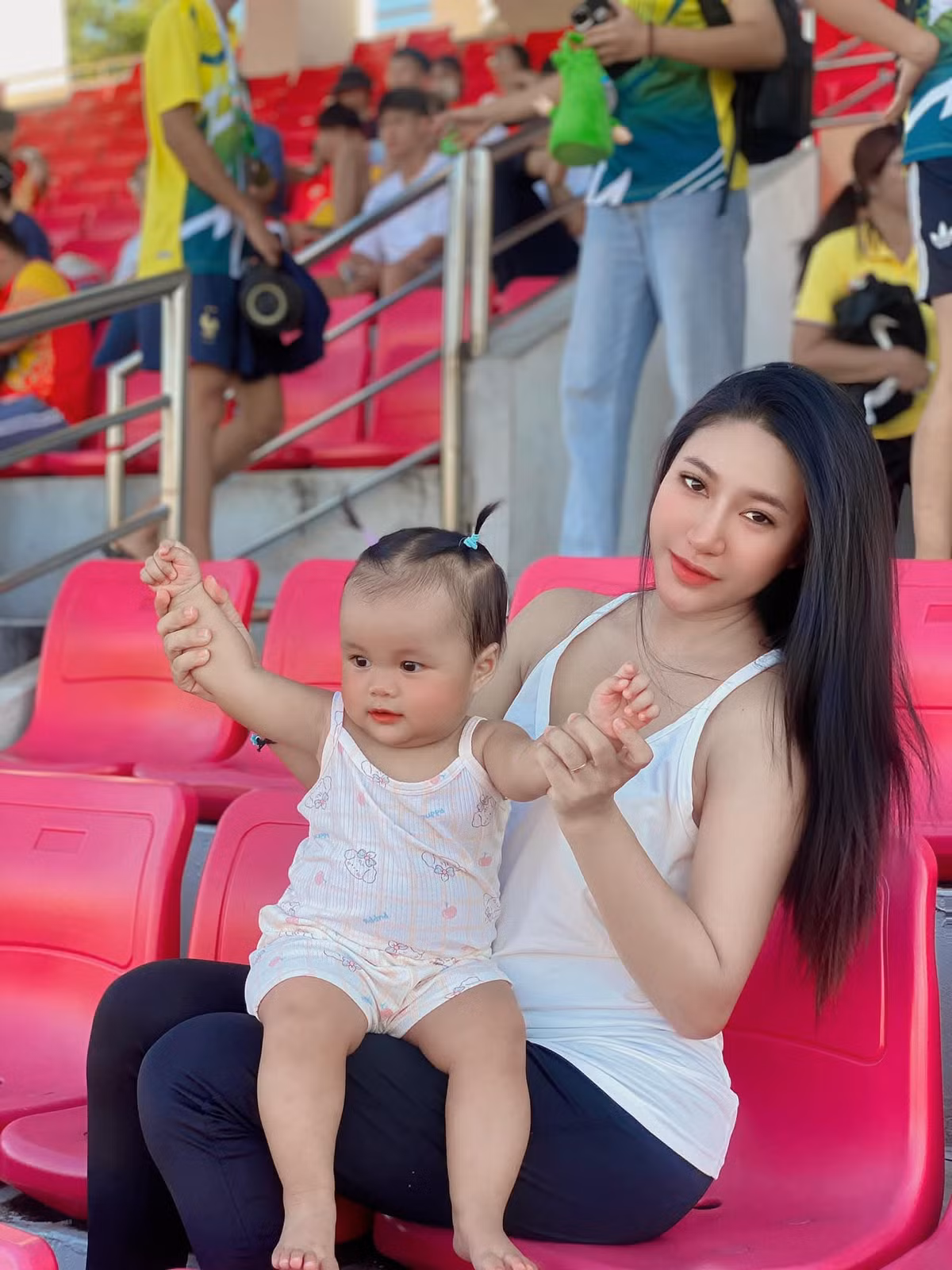 Trên trang cá nhân, Tường Linh thường xuyên đăng ảnh gia đình, thể hiện sự động viên, khích lệ tinh thần đối với chồng