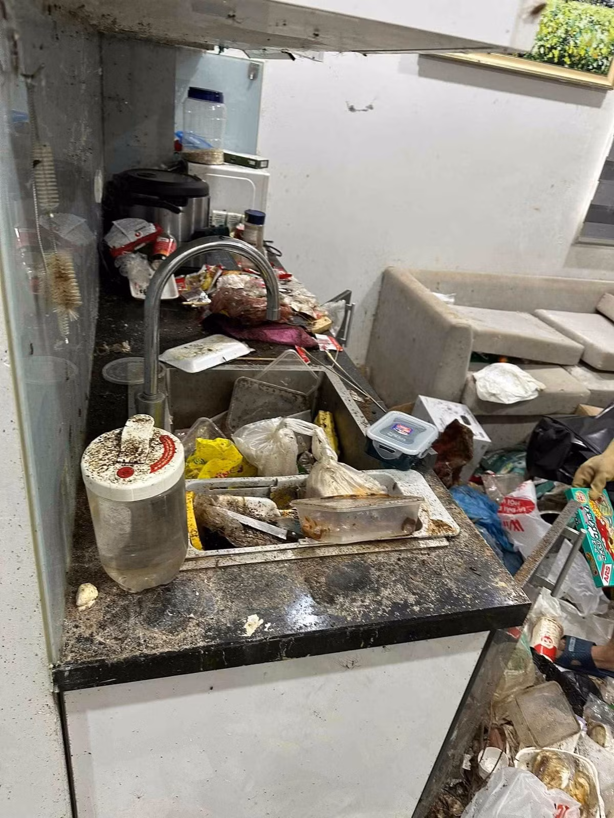 Mặt kệ bếp lẫn nền nhà được phủ bởi một lớp cáu bẩn dày cộp. Hình ảnh căn phòng khiến ai nhìn qua cũng rùng mình.