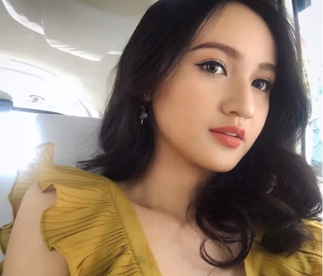 Dù là người Việt 100% nhưng vẻ đẹp có nét lai tây ấn tượng, không hòa lẫn giúp Mai Tây nhanh chóng được nhớ mặt gọi tên trên rất nhiều những diễn đàn trai xinh gái đẹp.