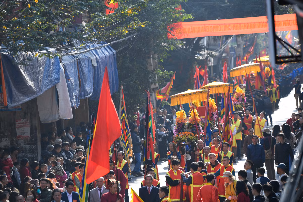 Những người rước pháo phải từ 35 tuổi trở lên. Theo dân gian truyền lại, thời vua Hùng có ông Cương Công, con trai ông Kinh Bắc quận vương, có công dẹp giặc Xích Quỷ, được vua phong là Thiên Cương.