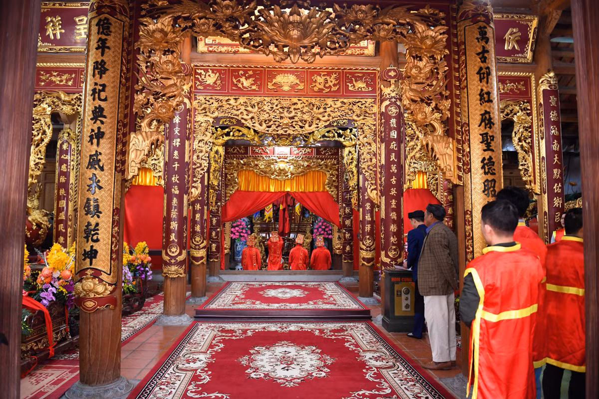 Sáng 13/2 (mùng 4 Tết), người dân làng Đồng Kỵ, thành phố Từ Sơn mở hội rước pháo.