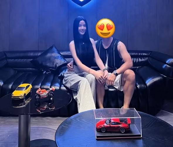 Ngoài ra, bạn gái Quang Hải còn có chiếc túi hàng hiệu Mini Lady Dior với giá khoảng 130 triệu đồng Việt Nam.