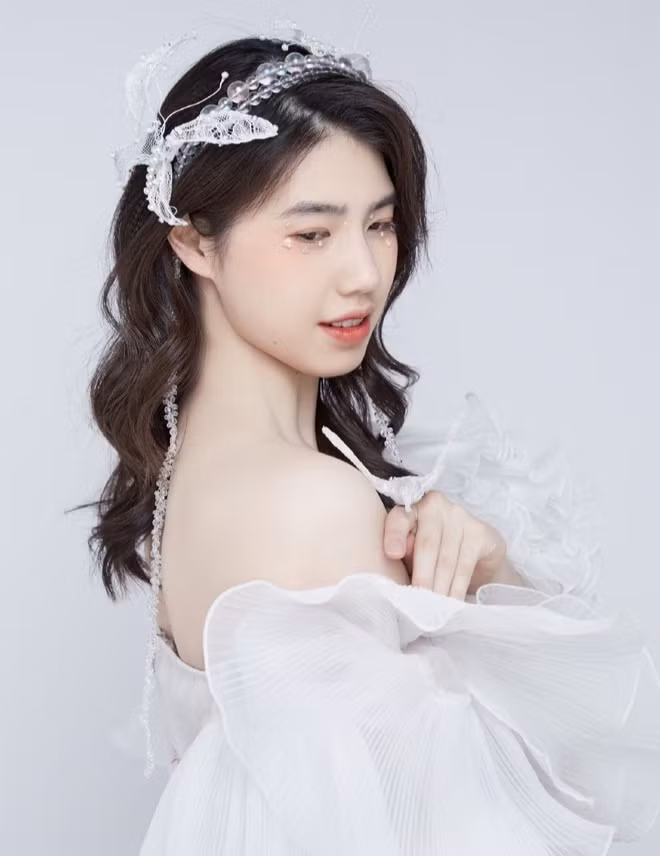 Bơi lội là môn thể thao tiêu thụ nhiều năng lượng, chính vì thế, Vũ Phi cũng cần bổ sung từ 10.000 đến 12.000 calo/ngày. Trong đó, có 50% carbohydrate và 50% còn lại là protein, vitamin và khoáng chất.