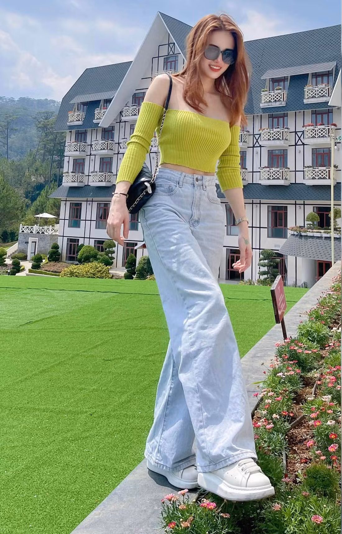 Từ sau khi đạt giải Hoa khôi Đại học Văn hóa mở rộng, Khánh Chi debut làm ca sĩ. Cô cũng tham gia diễn xuất trong các bộ phim như “Cảnh sát hình sự”, “Chân trời trắng” nhưng không để lại dấu ấn đặc biệt.