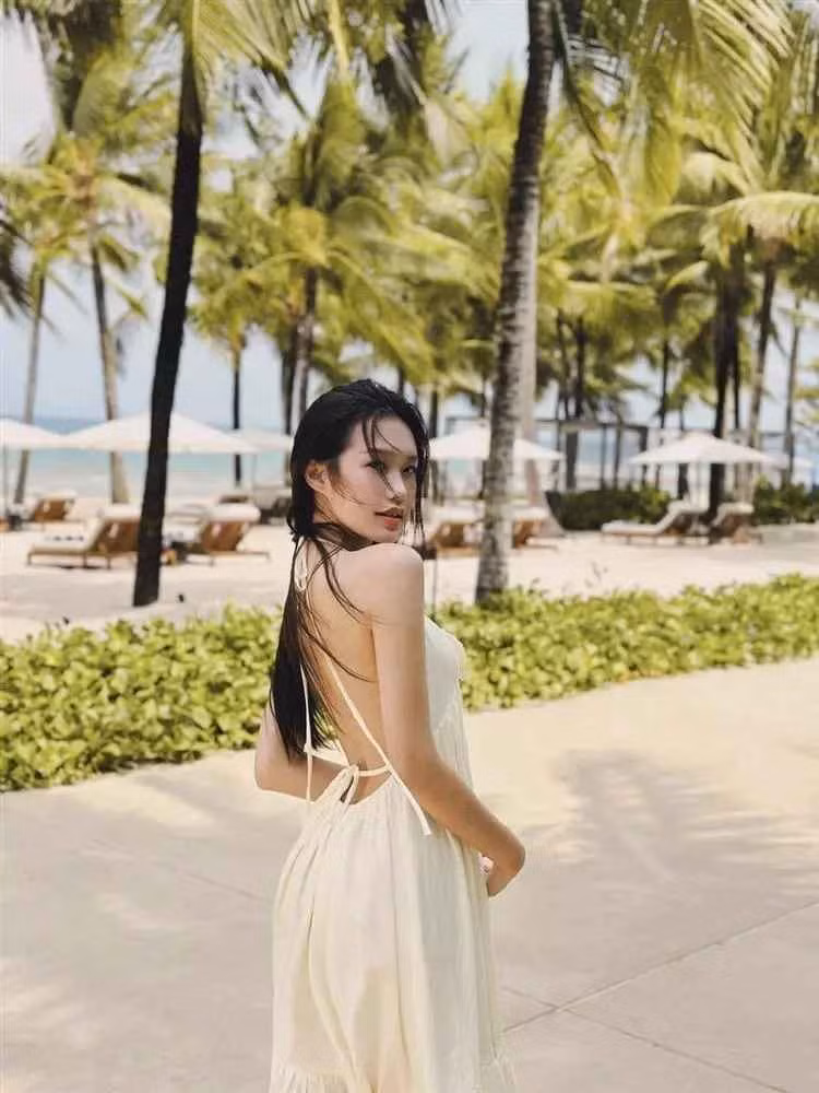 Trong chuyến đi mới đây cùng bạn trai tới Phú Quốc, người đẹp cũng "tận dụng" triệt để trang phục khoe trọn vòng eo nhỏ và lưng trần nuột nà.