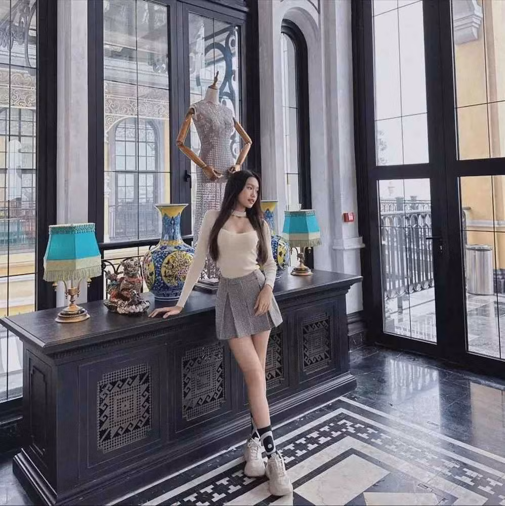 Ngoài ra, bạn gái Đoàn Văn Hậu cũng diện chân váy dáng chữ A để tôn lên nét nữ tính của mình.