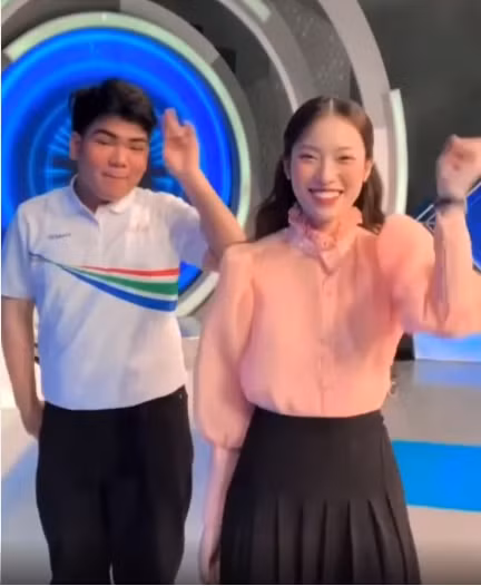 Như mọi khi, Khánh Vy xuất hiện với hình ảnh tươi tắn, xinh đẹp trong bộ cánh màu hồng phấn. Nữ MC Đường Lên Đỉnh Olympia 2021 cùng quay video với các bạn thí sinh sau hậu trường.