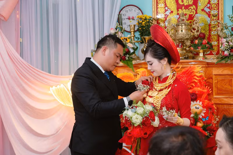 “Cô dâu đang đeo khối tài sản lớn trên người đó”, “Chưa biết tương lai ra sao nhưng hiện tại thấy cô dâu thắng đời 1-0 rồi”, “Xin vía lấy chồng được nhiều vàng như cô ấy”,... là một vài bình luận của cư dân mạng.