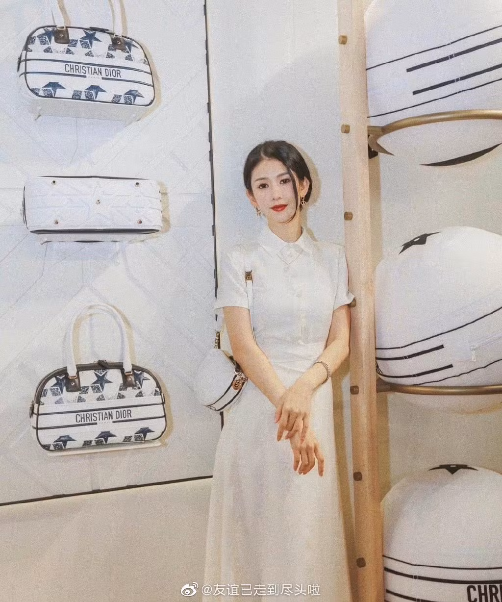 Đáng nói, trong thời gian này, Lý Dịch Phong cũng có mặt tại Hàn Quốc để chụp ảnh cho 1 tờ tạp chí. Hai hôm sau, hai người cùng theo dõi tài khoản Weibo của nhau.