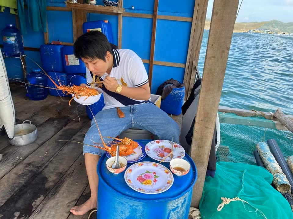 Bên cạnh đó cũng có không ít người lại tỏ ra khá lo lắng khi sức khỏe của Khoa Pug có vẻ giảm sút do lên cân quá nhanh, thậm chí là tiếc nuối vì anh không còn giữ được nét điển trai như trước.