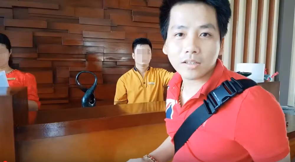 Lúc này, Khoa Pug vẫn giữ gương mặt thư sinh, khá điển trai, thân hình không quá xuất sắc nhưng cũng thuộc dạng khá cân đối và cách nói chuyện có duyên. Nhiều cô gái còn liên tục dành lời khen ngợi cho nam YouTuber.