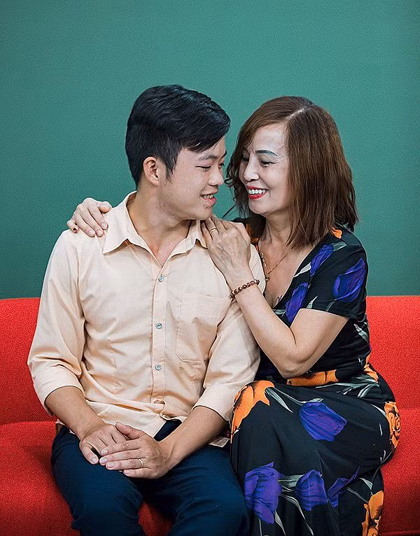 Tuy nhiên, những hình ảnh âu yếm của cặp đôi Thu Sao - Hoa Cương vẫn được liên tục đăng tải.