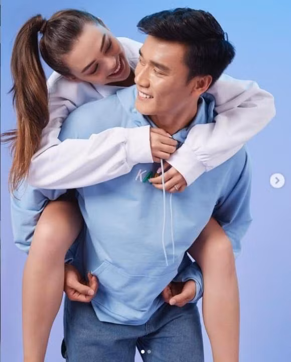 Bùi Tiến Dũng và bạn gái Tây thường xuyên đăng ảnh tình tứ bên nhau. Mới đây, Dianka còn hào hứng khoe dùng ốp đôi cùng bạn trai.