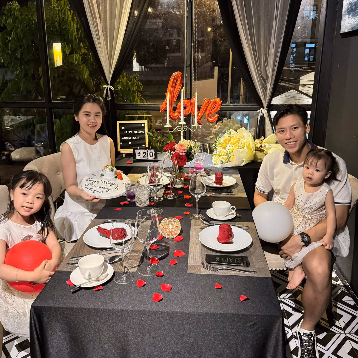 Vợ chồng Quế Ngọc Hải khiến nhiều người ngưỡng mộ bởi cuộc sống giàu có với đầy đủ nhà đẹp, xe sang và gia đình hạnh phúc. Đội trưởng đội tuyển Việt Nam là một trong những cầu thủ có thu nhập cao nhất nhì bóng đá Việt.