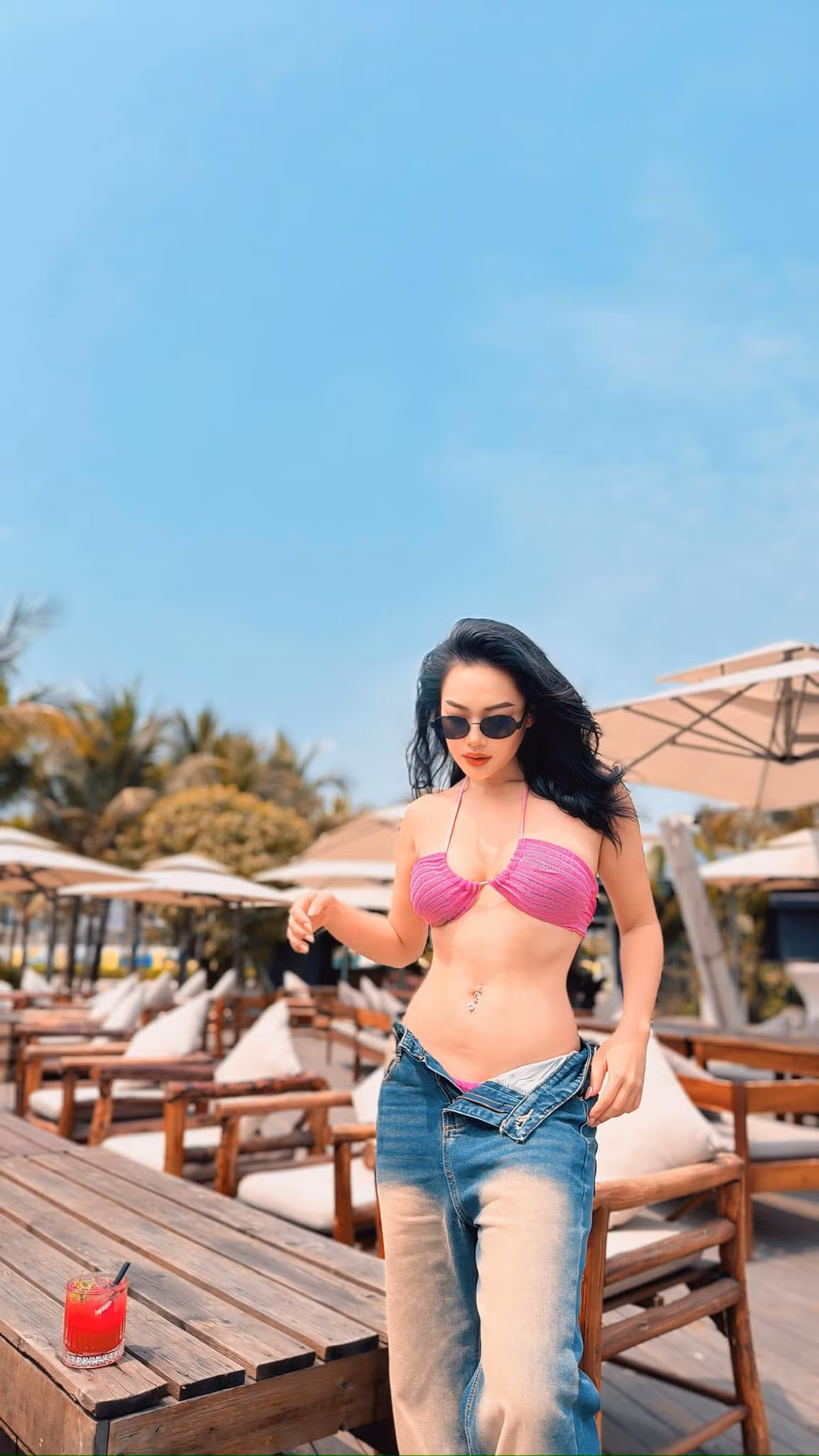 Trần Hoàng Yến sinh năm 1996, quê ở Quảng Ninh, nổi tiếng trên MXH sau khi chia sẻ hành trình "dậy thì thành công", "lột xác" nhan sắc một cách ngoạn mục, từ một cô nàng mũm mĩm, tự ti về ngoại hình thành hot gymer xinh đẹp, sở hữu hình thể nóng bỏng.