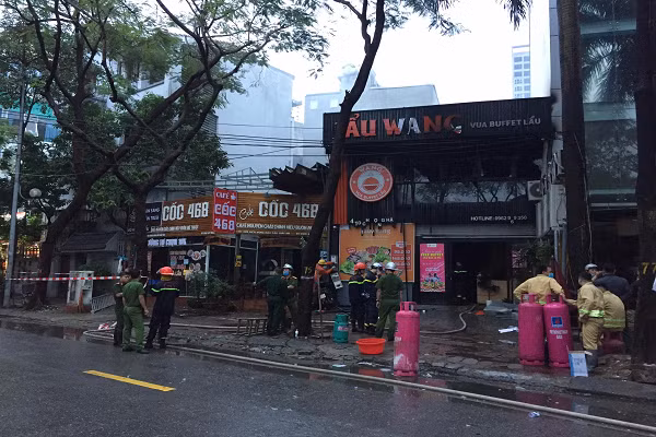 Ha Noi: Chay lon o quan lau tren pho Duy Tan, Cau Giay