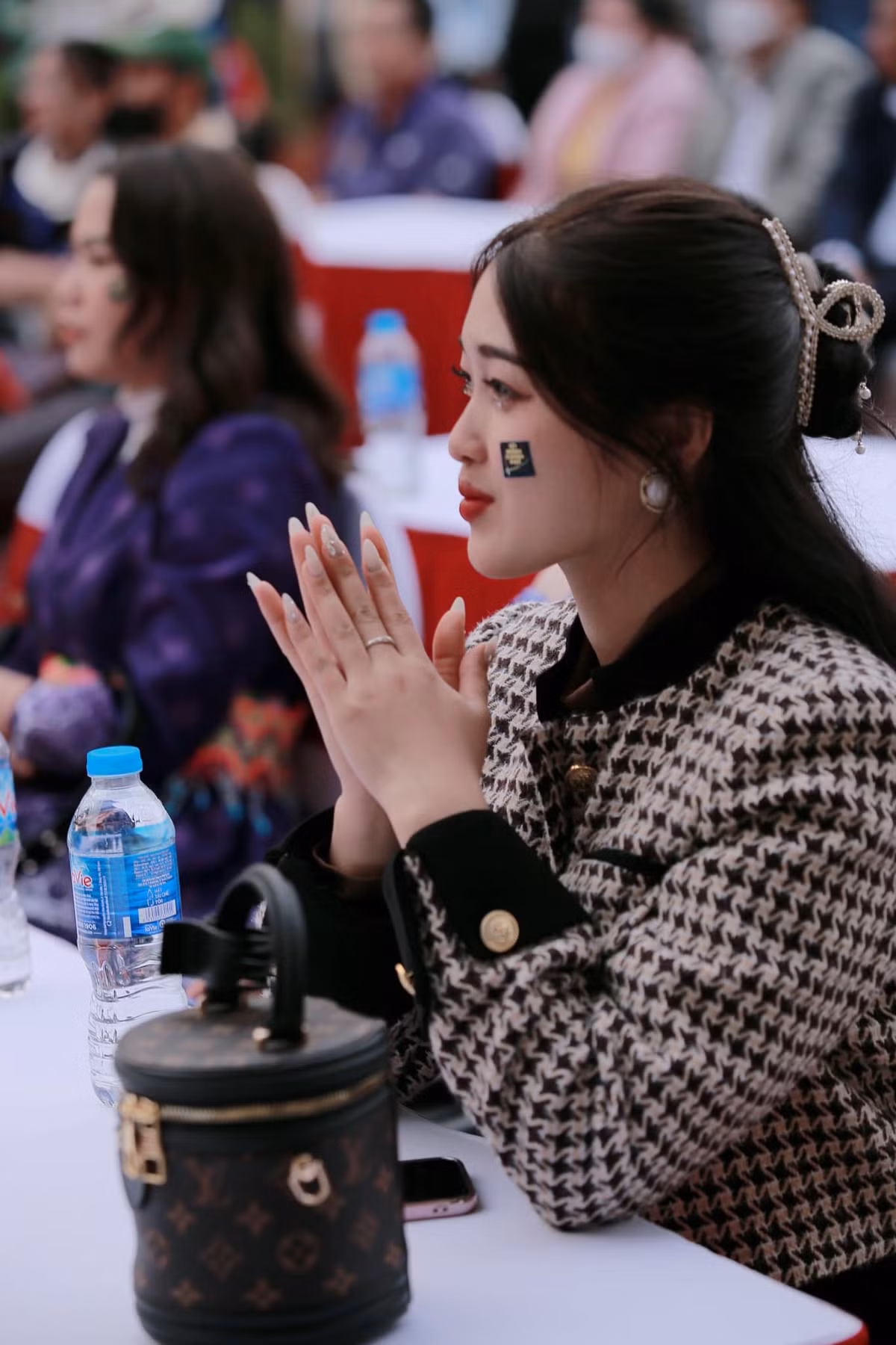 Được biết, cô gái này tên Giàng Thị Váng (sinh năm 2003), là người dân tộc H’Mông, quê ở Bắc Quang, Hà Giang. Hiện tại, hot girl này đang theo học chuyên ngành ngôn ngữ Trung Quốc.