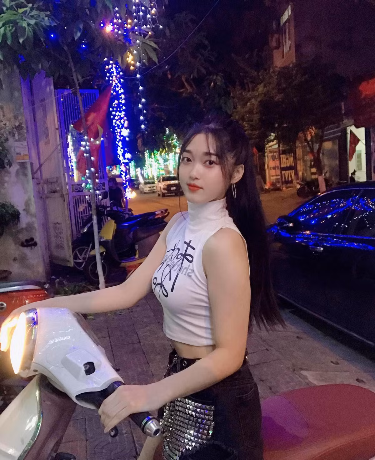 Giàng Thị Váng được dân mạng dành nhiều lời khen ngợi về cả nhan sắc lẫn tài năng. Cô nàng có khả năng ca hát, nhảy múa.