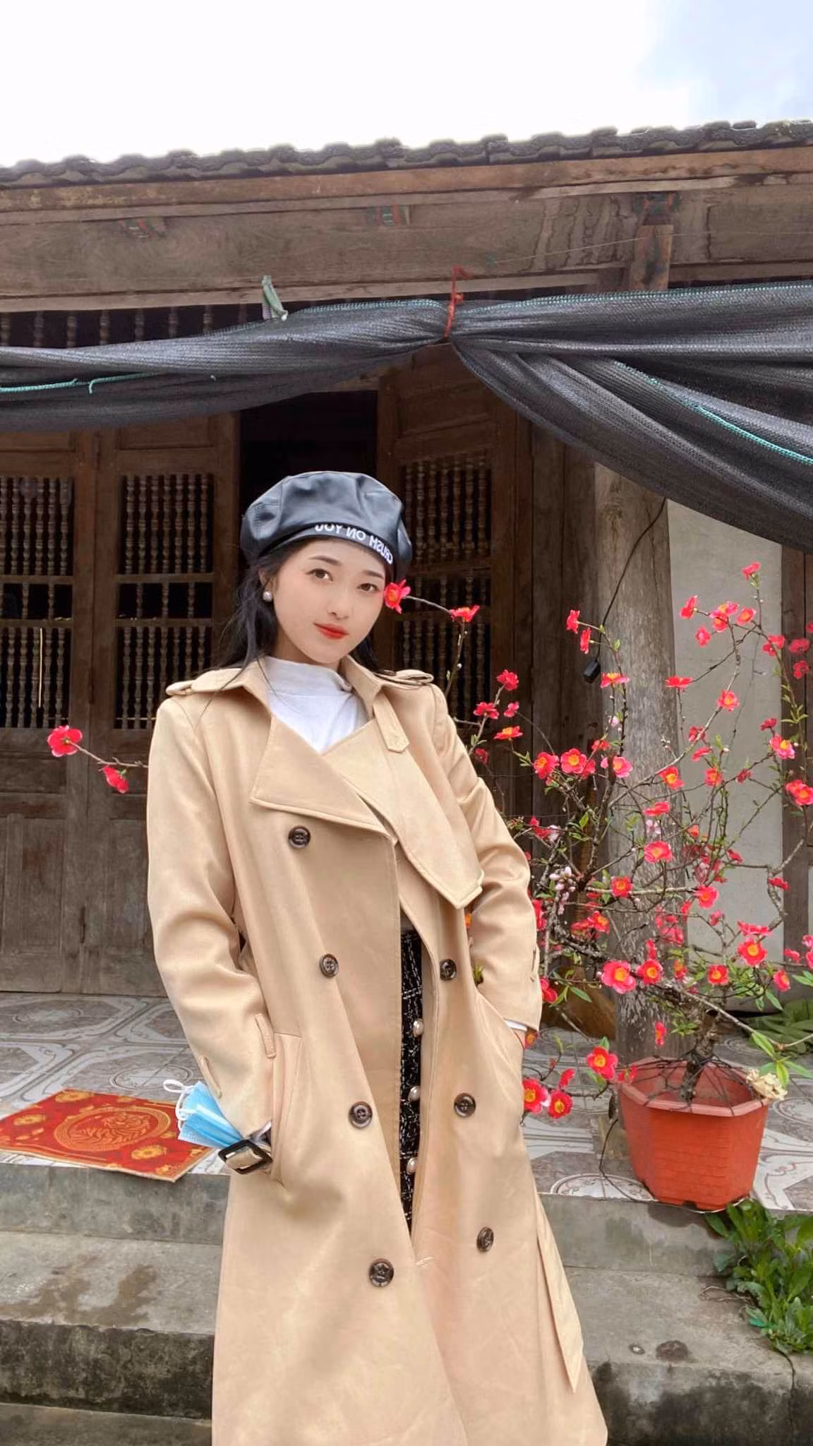 Thu nhập của thiếu nữ miền sơn cước này chủ yếu đến từ việc kinh doanh thêm mỹ phẩm, thi thoảng nhận lời làm người mẫu quảng cáo và tham gia hoạt động nghệ thuật.
