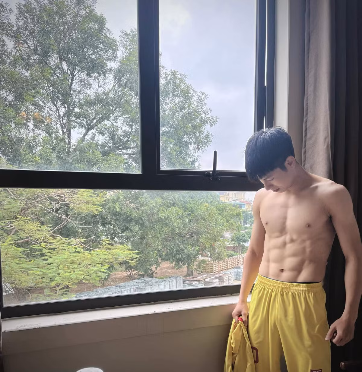 Cũng chính gia đình là những người đã động viên Trọng Hùng kiên trì với sự nghiệp quần đùi áo số. Được biết, từ nhỏ anh chàng đã đam mê bóng đá và thường tham gia các giải thi đấu do nhà trường và địa phương tổ chức.