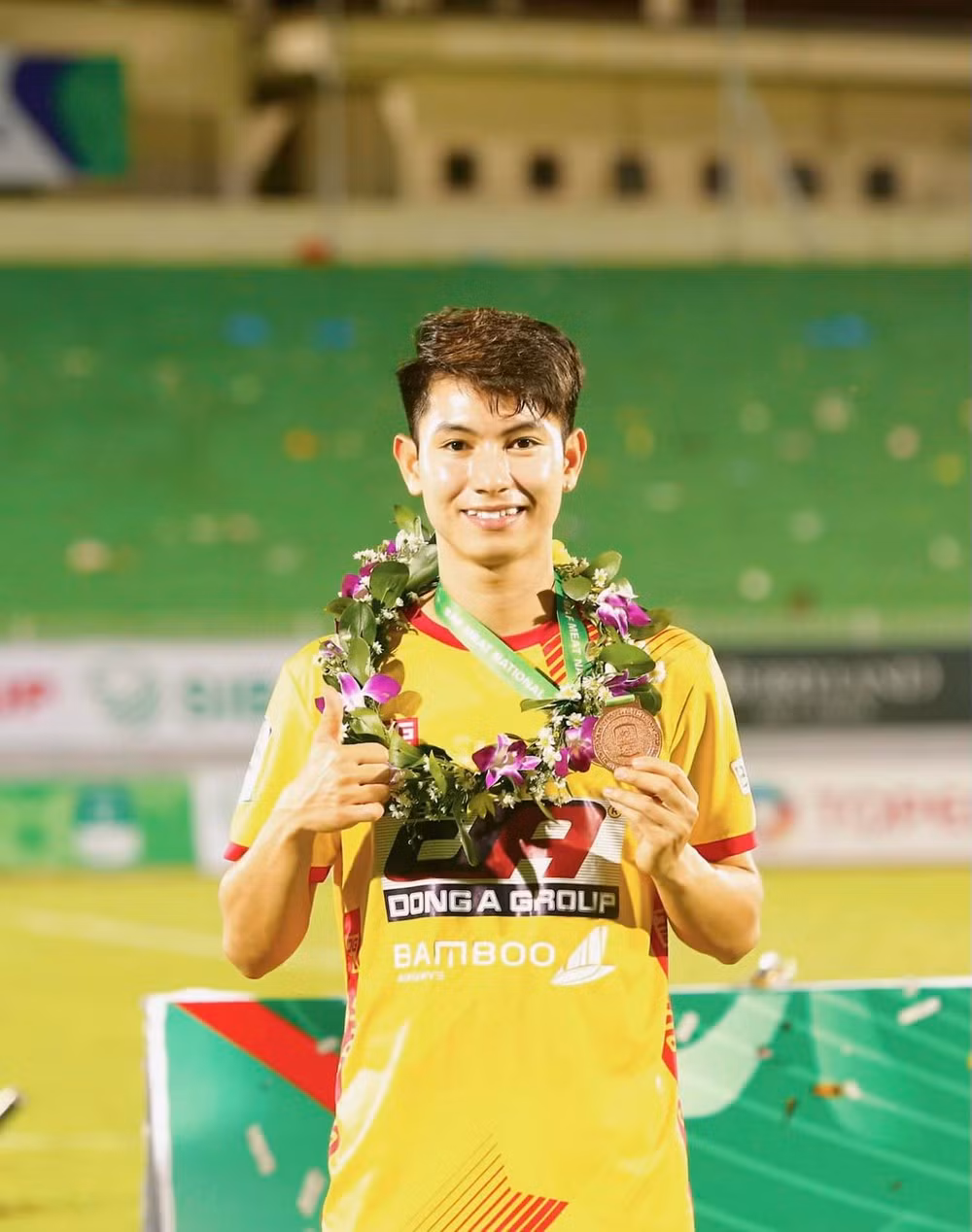 Thời điểm giành HCV SEA Games 30, mặc dù chỉ vào sân những phút cuối trận đấu nhưng Trọng Hùng đã gây bão bởi vẻ ngoài điển trai của mình.